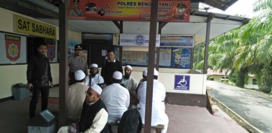 Berdakwah, 8 Warga India Diamankan DIPERIKSA. Delapan warga India beserta Jamaah Tabligh lainnya menjalani pemeriksaan di Mapolres Bengkayang, Sabtu (2/6). Kurnadi-RK