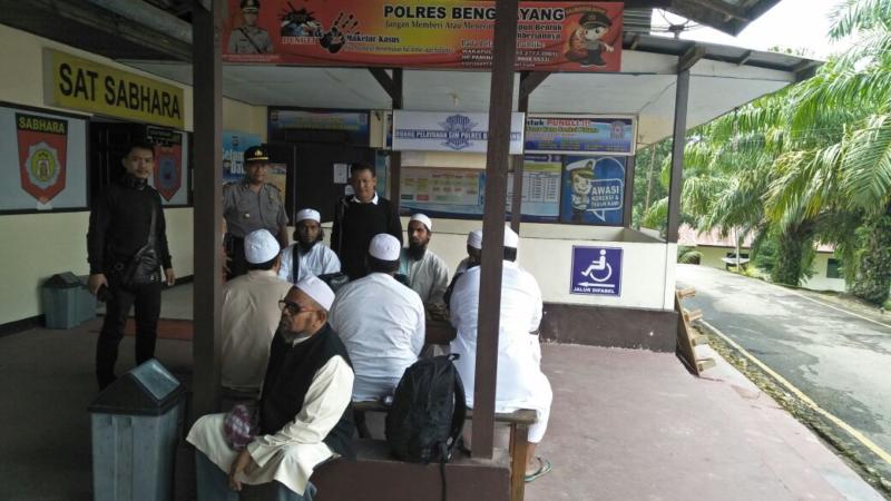 DIPERIKSA. Delapan warga India beserta Jamaah Tabligh lainnya menjalani pemeriksaan di Mapolres Bengkayang, Sabtu (2/6). Kurnadi-RK