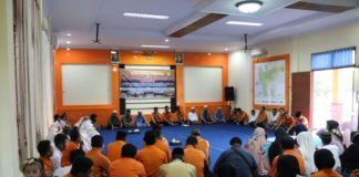Siaga Lebaran, Kantor SAR Pontianak Terjunkan 105 Personel BUKBER. Personel Kantor Pencarian dan Pertolongan Pontianak berbuka puasa bersama di markasnya Selasa (5/6) —Humas SAR Pontianak for RK
