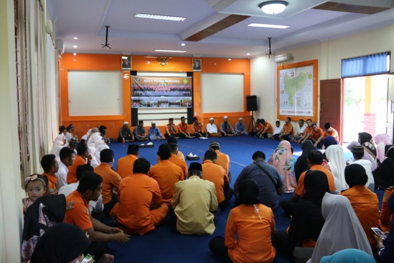 BUKBER. Personel Kantor Pencarian dan Pertolongan Pontianak berbuka puasa bersama di markasnya Selasa (5/6) —Humas SAR Pontianak for RK