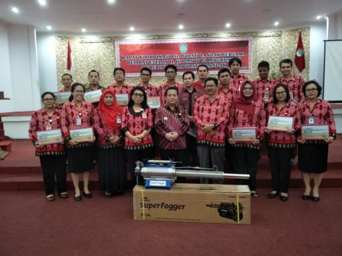 FOTO BERSAMA. Plt Bupati Landak Herculanus Heriadi bersama jajaran SKPD di lingkungan Pemkab Landak, Jumat (8/6). Humas Pemkab Landak for Rakyat Kalbar