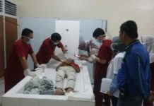 Usai Telepon Mantan Istri, BS Ditemukan Tergantung Tak Bernyawa IDENTIFIKASI. Petugas medis tengah mengidentifikasi BS di rumah sakit--Polsek Singkawang Tengah for RK