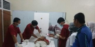 Usai Telepon Mantan Istri, BS Ditemukan Tergantung Tak Bernyawa IDENTIFIKASI. Petugas medis tengah mengidentifikasi BS di rumah sakit--Polsek Singkawang Tengah for RK