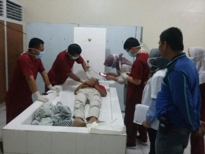 IDENTIFIKASI. Petugas medis tengah mengidentifikasi BS di rumah sakit--Polsek Singkawang Tengah for RK