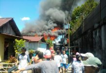 Menjelang Hari Kelahiran, Mantan Petugas Damkar Kehilangan Rumah MEMBARA. Warga berupaya menyelamatkan barang dalam rumah Ramdhani disaat api terus membara—Polisi for RK