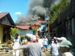 Menjelang Hari Kelahiran, Mantan Petugas Damkar Kehilangan Rumah MEMBARA. Warga berupaya menyelamatkan barang dalam rumah Ramdhani disaat api terus membara—Polisi for RK