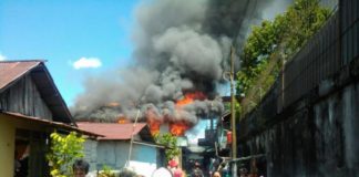 Menjelang Hari Kelahiran, Mantan Petugas Damkar Kehilangan Rumah MEMBARA. Warga berupaya menyelamatkan barang dalam rumah Ramdhani disaat api terus membara—Polisi for RK