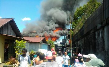 Menjelang Hari Kelahiran, Mantan Petugas Damkar Kehilangan Rumah MEMBARA. Warga berupaya menyelamatkan barang dalam rumah Ramdhani disaat api terus membara—Polisi for RK