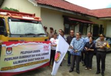 Salurkan Logistik Pilgub Kalbar PELEPASAN. Plt. Bupati Bengkayang, Agustinus Naon, melakukan pelepasan pendistribusian logistik Pemilihan Gubernur dan Wakil Gubernur Kalimantan Barat di halaman Kantor KPU Bengkayang, Jalan Guna Baru, Trans Rangkang, Kamis (21/6). Kurnadi-RK