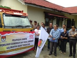 PELEPASAN. Plt. Bupati Bengkayang, Agustinus Naon, melakukan pelepasan pendistribusian logistik Pemilihan Gubernur dan Wakil Gubernur Kalimantan Barat di halaman Kantor KPU Bengkayang, Jalan Guna Baru, Trans Rangkang, Kamis (21/6). Kurnadi-RK