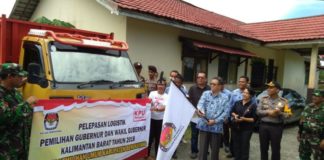 Salurkan Logistik Pilgub Kalbar PELEPASAN. Plt. Bupati Bengkayang, Agustinus Naon, melakukan pelepasan pendistribusian logistik Pemilihan Gubernur dan Wakil Gubernur Kalimantan Barat di halaman Kantor KPU Bengkayang, Jalan Guna Baru, Trans Rangkang, Kamis (21/6). Kurnadi-RK