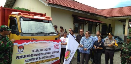 Salurkan Logistik Pilgub Kalbar PELEPASAN. Plt. Bupati Bengkayang, Agustinus Naon, melakukan pelepasan pendistribusian logistik Pemilihan Gubernur dan Wakil Gubernur Kalimantan Barat di halaman Kantor KPU Bengkayang, Jalan Guna Baru, Trans Rangkang, Kamis (21/6). Kurnadi-RK