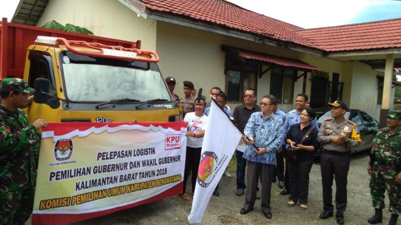 PELEPASAN. Plt. Bupati Bengkayang, Agustinus Naon, melakukan pelepasan pendistribusian logistik Pemilihan Gubernur dan Wakil Gubernur Kalimantan Barat di halaman Kantor KPU Bengkayang, Jalan Guna Baru, Trans Rangkang, Kamis (21/6). Kurnadi-RK