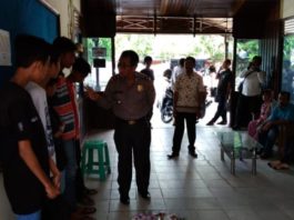 Mabuk Lem, Lima Anak di Bawah Umur Diamankan Polisi PEMBINAAN. Kompol Bermawis memberikan pengarahan kepada lima remaja yang kedapatan sedang ngelem di Mapolsek Pontianak Barat, Kamis (21/6). Polisi for RK