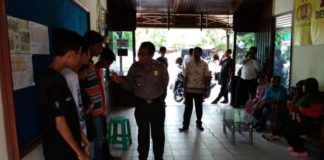 Mabuk Lem, Lima Anak di Bawah Umur Diamankan Polisi PEMBINAAN. Kompol Bermawis memberikan pengarahan kepada lima remaja yang kedapatan sedang ngelem di Mapolsek Pontianak Barat, Kamis (21/6). Polisi for RK