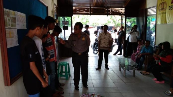 PEMBINAAN. Kompol Bermawis memberikan pengarahan kepada lima remaja yang kedapatan sedang ngelem di Mapolsek Pontianak Barat, Kamis (21/6). Polisi for RK