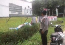 Polisi Back up Pembersihan APK PENERTIBAN. Anggota Polsek Mandor membantu penertiban APK, Minggu (24/6). Antonius-RK