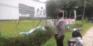 Polisi Back up Pembersihan APK PENERTIBAN. Anggota Polsek Mandor membantu penertiban APK, Minggu (24/6). Antonius-RK