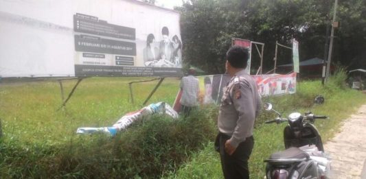 Polisi Back up Pembersihan APK PENERTIBAN. Anggota Polsek Mandor membantu penertiban APK, Minggu (24/6). Antonius-RK