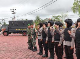 SEMANGAT. Personel Polres Sintang dan Kodim 1205/Sintang menunjukkan semangatnya sebelum bertugas saat pengarahan di depan Mapolres Sintang, Rabu (27/6)—Polisi for RK