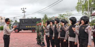 Bripka Imelda Itasari: Hamil Bukan Halangan untuk Bertugas SEMANGAT. Personel Polres Sintang dan Kodim 1205/Sintang menunjukkan semangatnya sebelum bertugas saat pengarahan di depan Mapolres Sintang, Rabu (27/6)—Polisi for RK