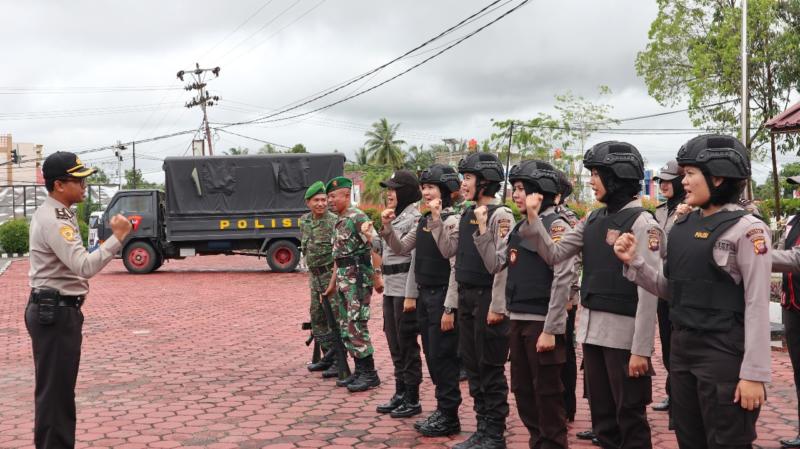 SEMANGAT. Personel Polres Sintang dan Kodim 1205/Sintang menunjukkan semangatnya sebelum bertugas saat pengarahan di depan Mapolres Sintang, Rabu (27/6)—Polisi for RK