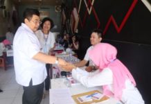 Pilkada Kalbar Semarak TINJAU TPS. Pj Gubernur Kalbar Dodi Riyadmaji meninjau TPS di Pontianak, Rabu (27/6). Rizka Nanda