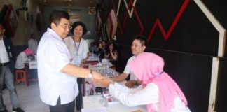 Pilkada Kalbar Semarak TINJAU TPS. Pj Gubernur Kalbar Dodi Riyadmaji meninjau TPS di Pontianak, Rabu (27/6). Rizka Nanda