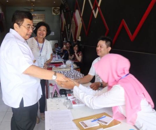 Pilkada Kalbar Semarak TINJAU TPS. Pj Gubernur Kalbar Dodi Riyadmaji meninjau TPS di Pontianak, Rabu (27/6). Rizka Nanda