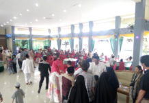 Rumah Jabatan Bukan Tempat Sakral OPEN HOUSE LEBARAN. Bupati Jarot Winarno menyalami para tamu yang hadir di rumah dinasnya, Jumat (15/6). Benidiktus Krismono-RK