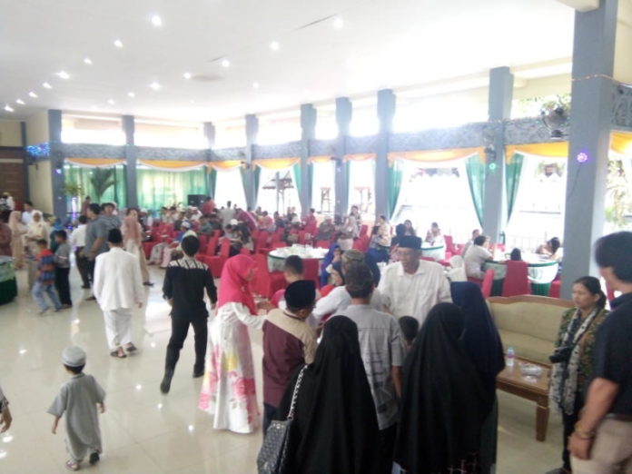 OPEN HOUSE LEBARAN. Bupati Jarot Winarno menyalami para tamu yang hadir di rumah dinasnya, Jumat (15/6). Benidiktus Krismono-RK