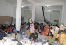 Surat Suara Berkah untuk Warga PERLU KONSENTRASI. Para pelipat melipat serta menyortir surat suara Pilkada Kalbar, di gudang KPU Pontianak, Komplek Pergudangan Java Square, Jalan Urai Bawadi, Sabtu (2/6). Pekerjaan ini tidak mudah, selain surat suaranya banyak, juga memerlukan konsentrasi tinggi agar tak terjadi kesalahan. Maulidi Murni-RK