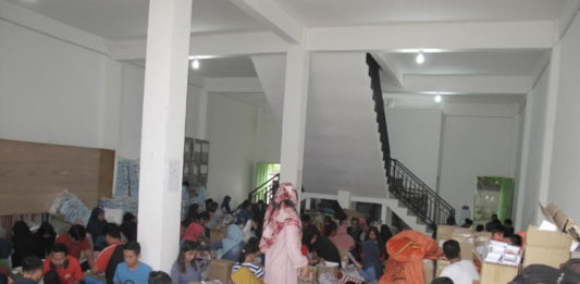 Surat Suara Berkah untuk Warga PERLU KONSENTRASI. Para pelipat melipat serta menyortir surat suara Pilkada Kalbar, di gudang KPU Pontianak, Komplek Pergudangan Java Square, Jalan Urai Bawadi, Sabtu (2/6). Pekerjaan ini tidak mudah, selain surat suaranya banyak, juga memerlukan konsentrasi tinggi agar tak terjadi kesalahan. Maulidi Murni-RK