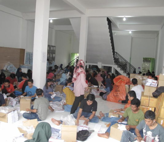 Surat Suara Berkah untuk Warga PERLU KONSENTRASI. Para pelipat melipat serta menyortir surat suara Pilkada Kalbar, di gudang KPU Pontianak, Komplek Pergudangan Java Square, Jalan Urai Bawadi, Sabtu (2/6). Pekerjaan ini tidak mudah, selain surat suaranya banyak, juga memerlukan konsentrasi tinggi agar tak terjadi kesalahan. Maulidi Murni-RK