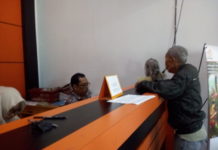 Pembayaran THR Pensiunan di Singkawang Sudah Dimulai PEMBAYARAN THR. Petugas melayani pensiunan Polri saat menerima THR di Kantor Pos Singkawang, Kamis (7/6)—SUHENDRA/RK