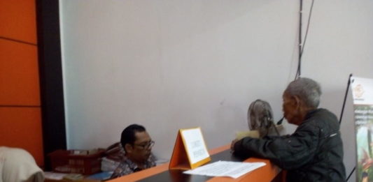 Pembayaran THR Pensiunan di Singkawang Sudah Dimulai PEMBAYARAN THR. Petugas melayani pensiunan Polri saat menerima THR di Kantor Pos Singkawang, Kamis (7/6)—SUHENDRA/RK