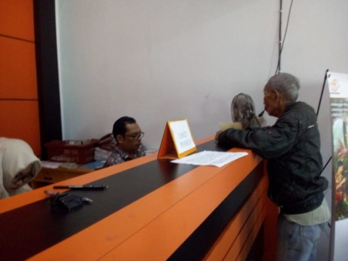 PEMBAYARAN THR. Petugas melayani pensiunan Polri saat menerima THR di Kantor Pos Singkawang, Kamis (7/6)—SUHENDRA/RK