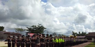 Polres Bengkayang Geser Pasukan Pengamanan Pilkada APEL. Personel Polres Bengkayang tengah mengikuti apel pergeseran pasukan pengamanan pemungutan suara Pemilihan Gubernur dan Wakil Gubernur Kalbar 2018 di halaman Mapolres Bengkayang, Minggu (24/6)--Kurnadi for RK