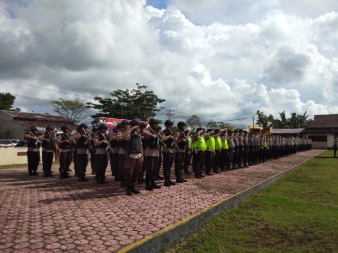 APEL. Personel Polres Bengkayang tengah mengikuti apel pergeseran pasukan pengamanan pemungutan suara Pemilihan Gubernur dan Wakil Gubernur Kalbar 2018 di halaman Mapolres Bengkayang, Minggu (24/6)--Kurnadi for RK