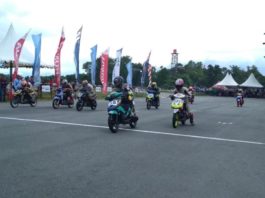 NGENG-NGENG. Para peserta Jurnalis Matic Race Cup 2018 di sirkuit balap Pasir Panjang, Minggu (24/6). Rizka Nanda-RK