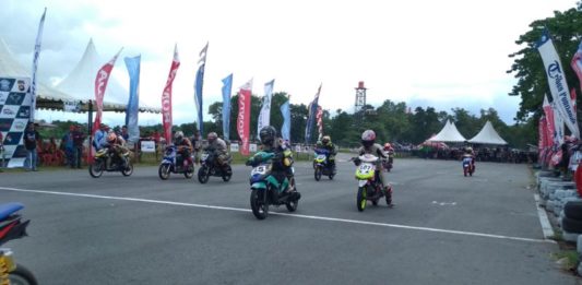 Promosi Budaya Kalbar Berbalut Balapan NGENG-NGENG. Para peserta Jurnalis Matic Race Cup 2018 di sirkuit balap Pasir Panjang, Minggu (24/6). Rizka Nanda-RK