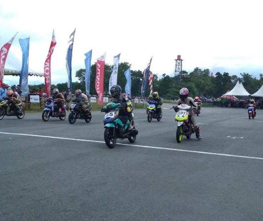 Promosi Budaya Kalbar Berbalut Balapan NGENG-NGENG. Para peserta Jurnalis Matic Race Cup 2018 di sirkuit balap Pasir Panjang, Minggu (24/6). Rizka Nanda-RK