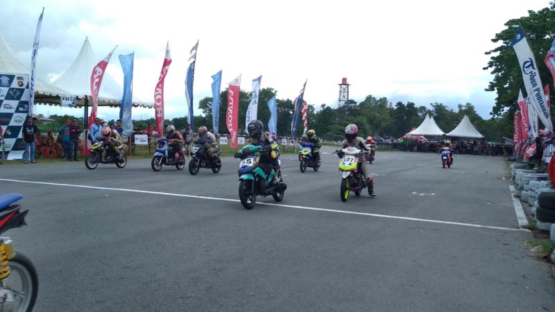 NGENG-NGENG. Para peserta Jurnalis Matic Race Cup 2018 di sirkuit balap Pasir Panjang, Minggu (24/6). Rizka Nanda-RK