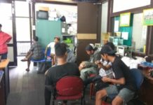 Delapan Anak Jalanan Diamankan Satpol PP DIANGKUT. Delapan anak jalan diangkut Satpol PP Kota Pontianak saat berada di Jalan Diponegoro Pontianak, Selasa (26/6) pagi--Maulidi Murni.