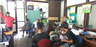 Delapan Anak Jalanan Diamankan Satpol PP DIANGKUT. Delapan anak jalan diangkut Satpol PP Kota Pontianak saat berada di Jalan Diponegoro Pontianak, Selasa (26/6) pagi--Maulidi Murni.