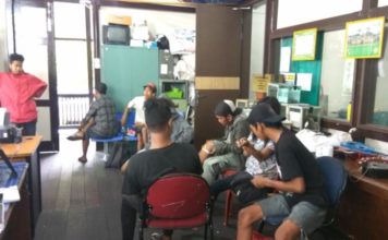 Delapan Anak Jalanan Diamankan Satpol PP DIANGKUT. Delapan anak jalan diangkut Satpol PP Kota Pontianak saat berada di Jalan Diponegoro Pontianak, Selasa (26/6) pagi--Maulidi Murni.