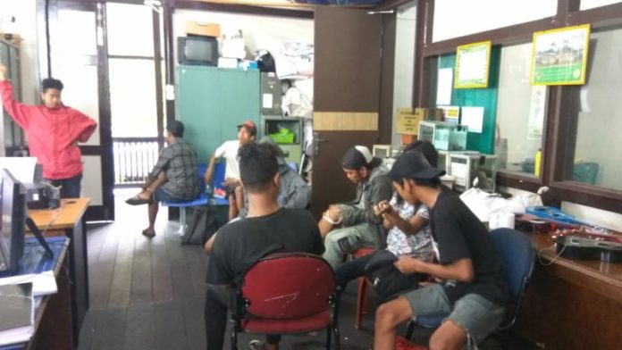 DIANGKUT. Delapan anak jalan diangkut Satpol PP Kota Pontianak saat berada di Jalan Diponegoro Pontianak, Selasa (26/6) pagi--Maulidi Murni.