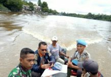 Kawal Ketat Kembalinya Logistik ke KPU Sintang VIA AIR. Polsek Ketungau Hilir melakukan pengamanan pengawalan kotak suara menuju Panitia Pemilihan Kecamatan (PPK) Ketungau Hilir, melalui jalur air, Kamis (28/6). Polisi for RK