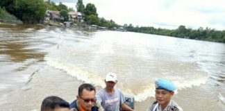 Kawal Ketat Kembalinya Logistik ke KPU Sintang VIA AIR. Polsek Ketungau Hilir melakukan pengamanan pengawalan kotak suara menuju Panitia Pemilihan Kecamatan (PPK) Ketungau Hilir, melalui jalur air, Kamis (28/6). Polisi for RK