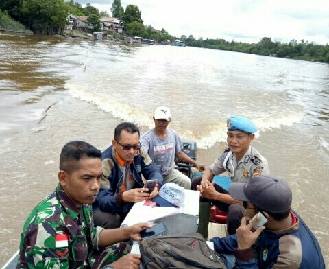 VIA AIR. Polsek Ketungau Hilir melakukan pengamanan pengawalan kotak suara menuju Panitia Pemilihan Kecamatan (PPK) Ketungau Hilir, melalui jalur air, Kamis (28/6). Polisi for RK